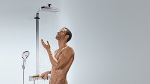 Sprchový systém Hansgrohe Raindance Select E na stěnu s termostatickou batériou biela/chróm 27126400
