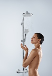 Sprchový systém Hansgrohe Crometta na stěnu s termostatickou batériou biela/chróm 27264400