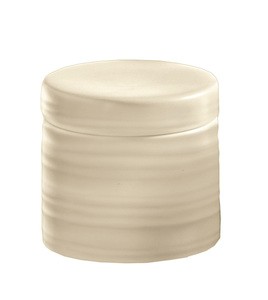 Praktická voľne stojaca dóza na vatové tampóny SAHARA, keramická, s veľkosťou 90x80 mm, je vďaka svojmu jednoduchému elegantnému dizajnu vhodným kúpeľňovým doplnkom.