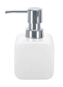 Praktický dávkovač tekutého mydla CUBIC, voľne stojaci, s veľkosťou 73x127 mm, je vďaka svojmu jednoduchému elegantnému dizajnu vhodný kúpeľňový doplnok. 