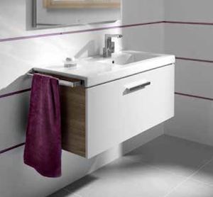 Závesná kúpeľňová skrinka pod umyvadlo v bielej farbe o rozmere 89x46x42,4 cm.