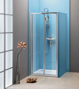Sprchové dvere bez vaničky a farbou profilov v lesklom chróme, výplň je z číreho skla bez dekoru. S povrchovou úpravou ANTIDROP dôjde k vyhladeniu pórovitého povrchu skla. Otočný systém otvárania. Určenie - ĺavá i pravá orientácia.