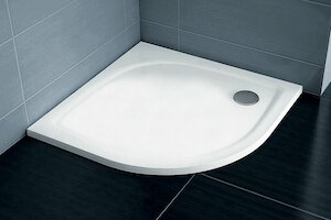 Sprchová vanička z liateho mramoru v bielej farbe o rozmere 80x80 cm. Balenie bez sifónu a nožičiek.