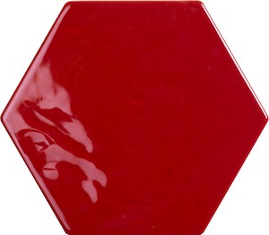 Obklad v červenej farbe o rozměru 15,3x17,5 cm a hrúbke 8 mm s lesklým povrchom. Vhodné iba do interiéru.