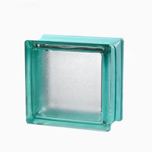 Luxfera zo skla vo farebnom prevedení mätová o rozmere 15x15x8 cm. Vhodné do interiéru aj exteriéru.