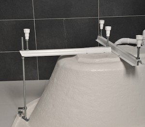 Praktická podpora k vani Asymmetric je vhodným výberom, ktorý sa určite hodí do každej kúpeľne.