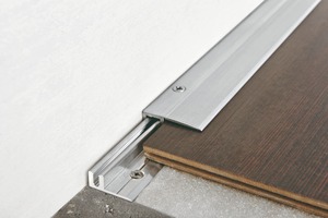 Dištančná, zakončovacia lišta pre laminátové a drevené podlahy v prevedení eloxovaného hliníka vo farbe silver, s dĺžkou 270 cm, šírke 33 mm a s možnosťou nastavenia výšky 6,5-15 mm pomocou skrutiek.