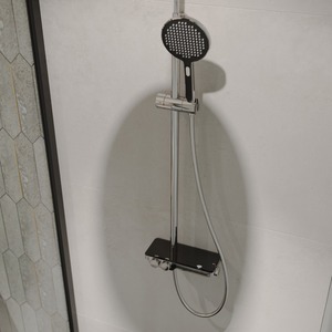 Sprchový systém SAT na stenu s termostatickou batériou čierna / chróm SATSSTPBCHC