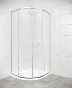 Sprchový kout bez madiel a vaničky v lesklom chróme, výplň je z číreho skla bez dekoru. Sa ľahkou úrdžbou skla. Posuvný systém otvárania. Ľavá i pravá orientácia.