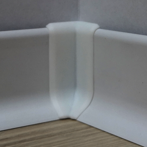 Vnútorný roh k PVC soklu vo farbe biela, výška 40 mm. V balení 2 ks.