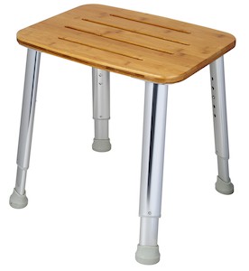 SIKO stolička do sprchovacieho kúta je pomocníkom všetkých vekových kategórií. Stolička je výškovo nastaviteľná a jej výšku tak možno upravovať medzi 38 a 48 cm podľa potreby užívateľa.Nosnosť: 180 kg.Materiál: bambusový drevený sedák, hliníkové nožičky, protišmykové gumové zakončenie.