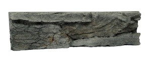 Kamenný obklad z betónu svojim vzhľadom a štruktúrou verne imituje prírodný kameň v čiernej farbe o rozmere 10,8x40 cm.