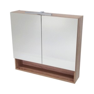 Zrkadlová skrinka s poličkou o rozmere 75x68,6x17,2 cm. Galerka má 2 poličky.