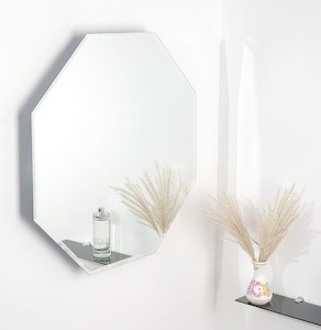 Špeciálny zrkadlo s fazetou o rozmere 50x50 cm.