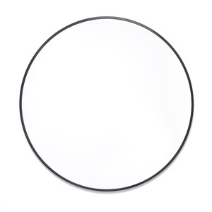 Okrúhle zrkadlo s priemerom 60 cm v čiernej farbe.